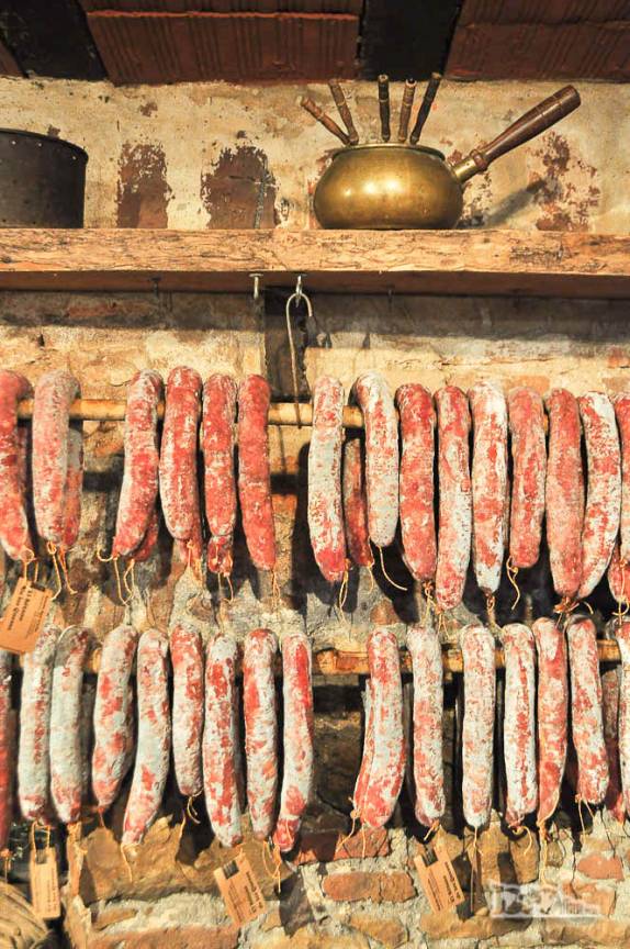 Venda de embutidos no El Sotano de Los Quesos, um charmoso restaurante/armazem em Colón, na Argentina